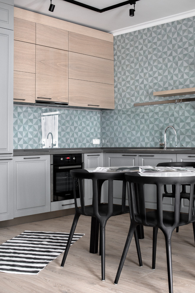 サンクトペテルブルクにある北欧スタイルのおしゃれなL型キッチン (淡色無垢フローリング、アイランドなし、ベージュの床) の写真