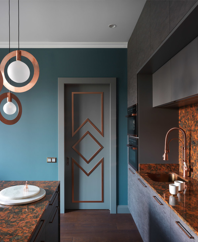 Cette image montre une cuisine design avec un évier encastré et un plan de travail orange.