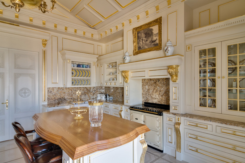 Klassische Küche mit weißen Schränken, Küchenrückwand in Beige, weißen Elektrogeräten, Kücheninsel und beiger Arbeitsplatte in Sankt Petersburg