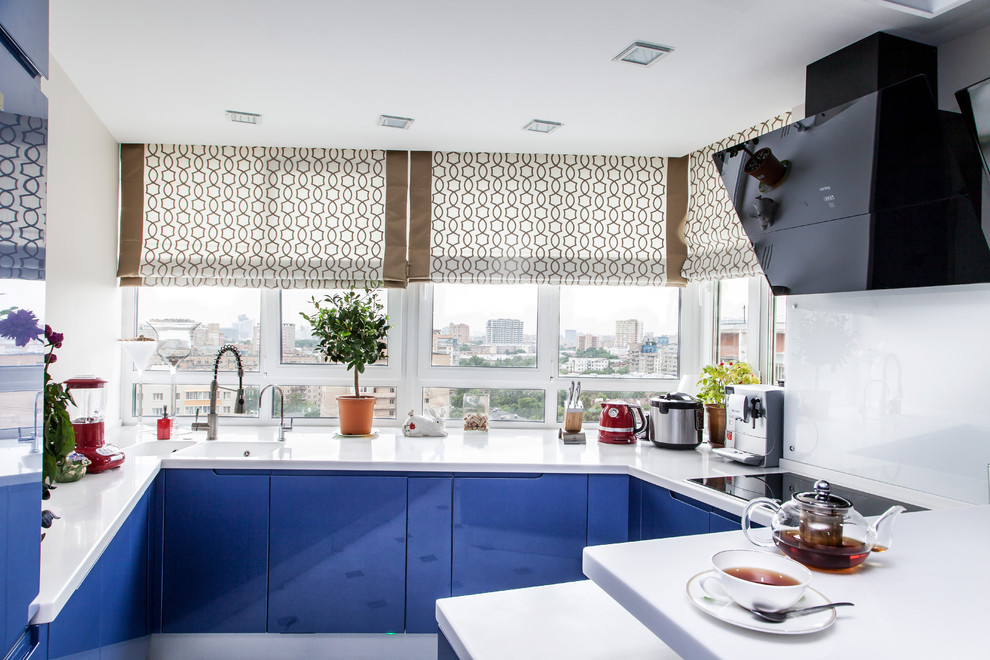 Стильный дизайн: большая кухня у окна в современном стиле - последний тренд