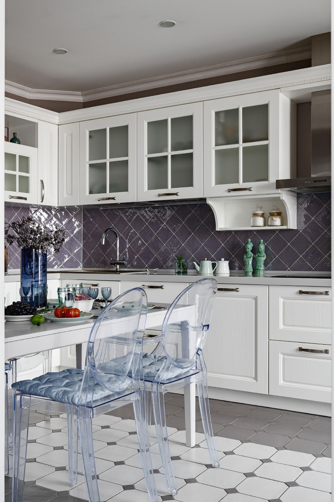 Idéer för ett avskilt, mellanstort klassiskt grå l-kök, med en nedsänkt diskho, luckor med upphöjd panel, vita skåp, grått golv, stänkskydd i keramik, rostfria vitvaror och klinkergolv i porslin