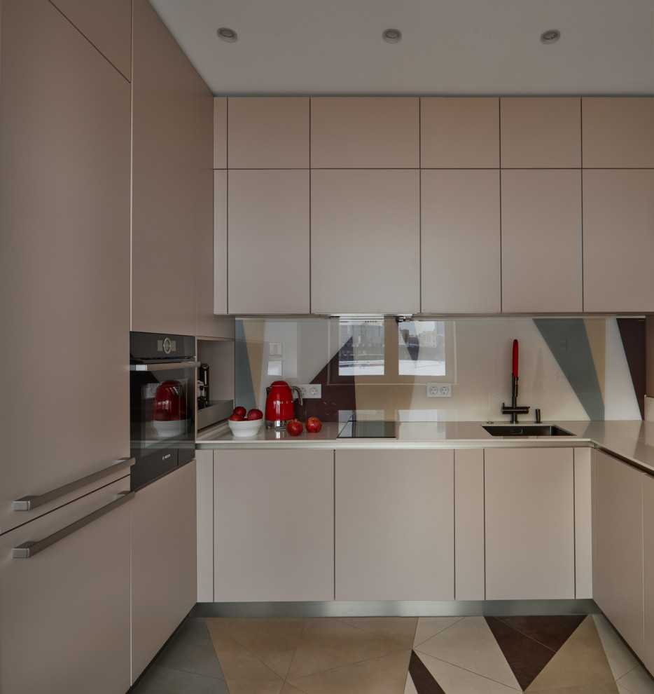 Foto på ett mellanstort vit kök, med en undermonterad diskho, släta luckor, beige skåp, bänkskiva i kvarts, flerfärgad stänkskydd, glaspanel som stänkskydd, svarta vitvaror, klinkergolv i porslin och flerfärgat golv