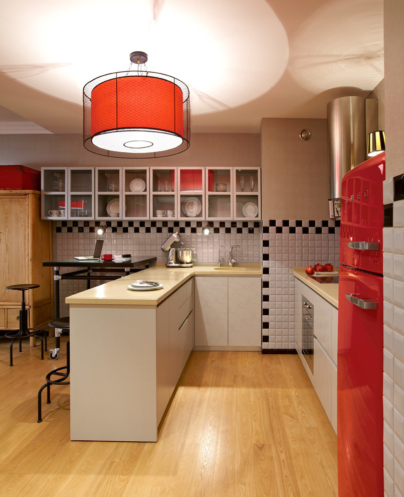 モスクワにあるコンテンポラリースタイルのおしゃれなキッチン (一体型シンク、フラットパネル扉のキャビネット、ベージュのキャビネット、白いキッチンパネル、シルバーの調理設備、淡色無垢フローリング) の写真
