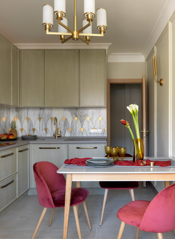Inspiration för små, avskilda klassiska grått l-kök, med en nedsänkt diskho, gröna skåp, flerfärgad stänkskydd, grått golv och luckor med profilerade fronter