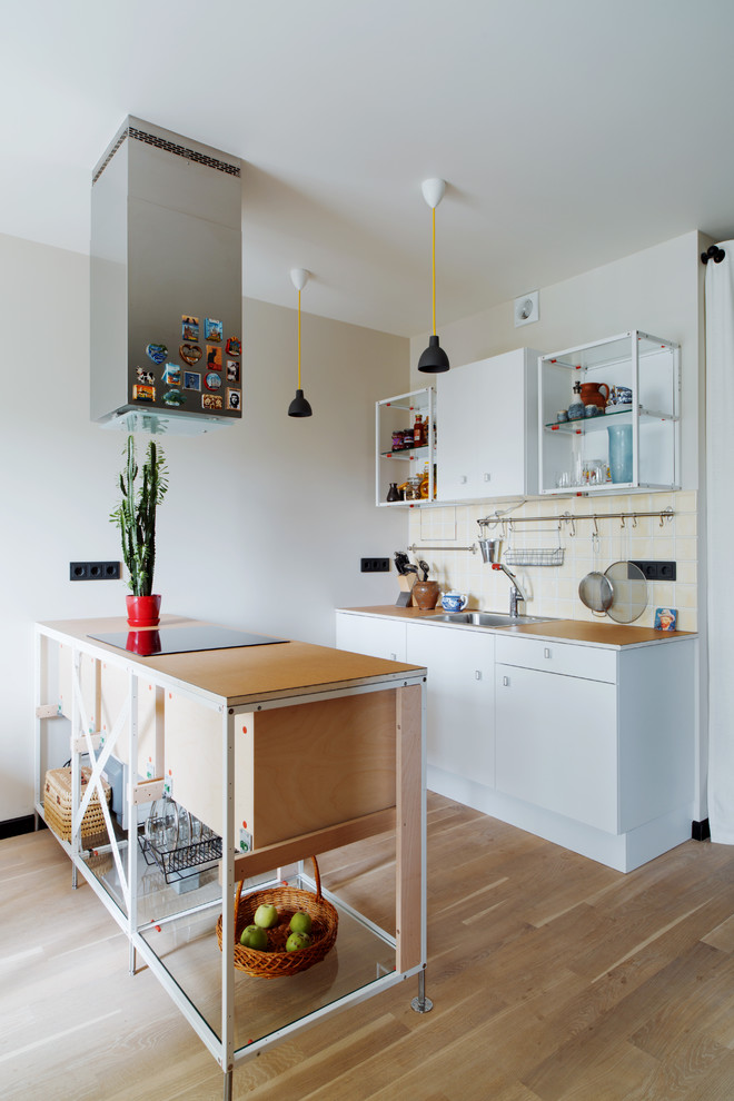 Idee per una cucina design con nessun'anta, ante bianche e pavimento in legno massello medio