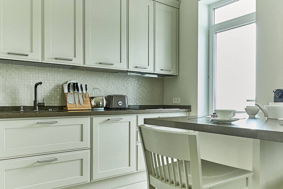 Esempio di una cucina chic con ante in stile shaker, ante beige, paraspruzzi beige, paraspruzzi con piastrelle a mosaico e top grigio