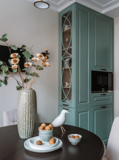 Дизайн гостиной витрина