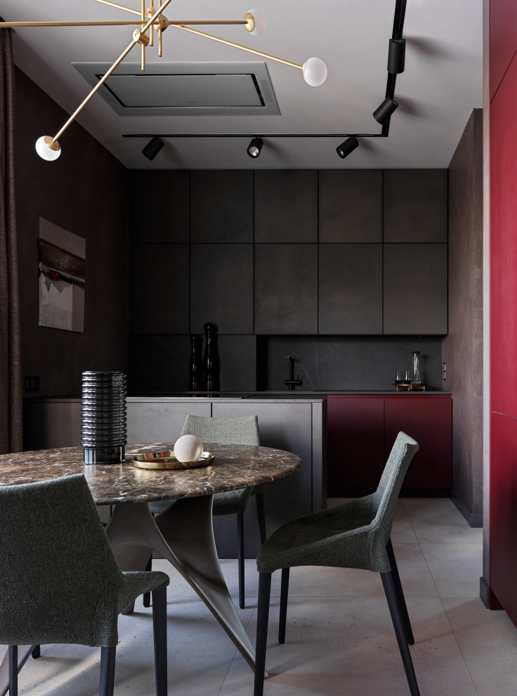 Стильный дизайн: параллельная кухня среднего размера в современном стиле с обеденным столом, плоскими фасадами, черными фасадами, черным фартуком, черной техникой, полом из керамогранита, полуостровом, серым полом, черной столешницей и обоями на стенах - последний тренд