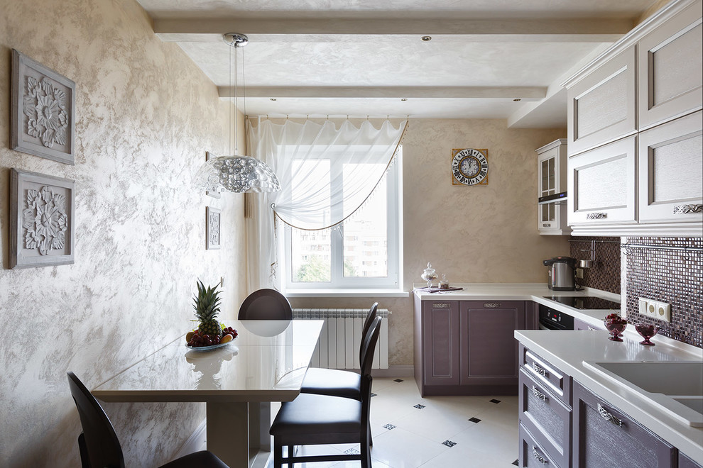 Идея дизайна: отдельная кухня в стиле неоклассика (современная классика) с накладной мойкой, фасадами с утопленной филенкой, фиолетовыми фасадами, фартуком из плитки мозаики, черной техникой и белым полом без острова