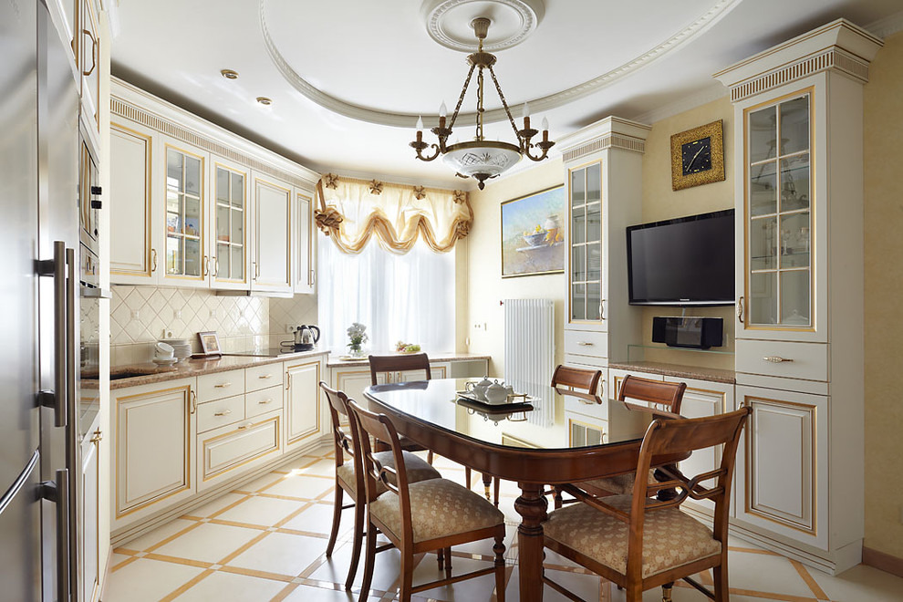 Foto de cocina comedor clásica sin isla con armarios con paneles con relieve, puertas de armario blancas y salpicadero blanco