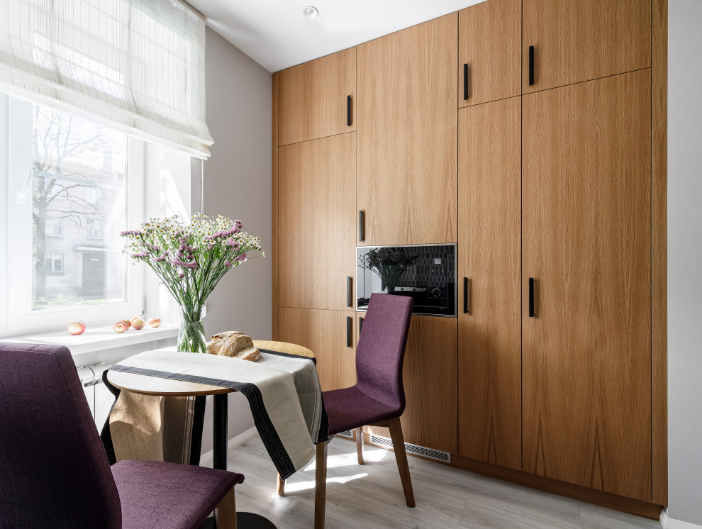 Источник вдохновения для домашнего уюта: кухня в современном стиле с плоскими фасадами и серым полом