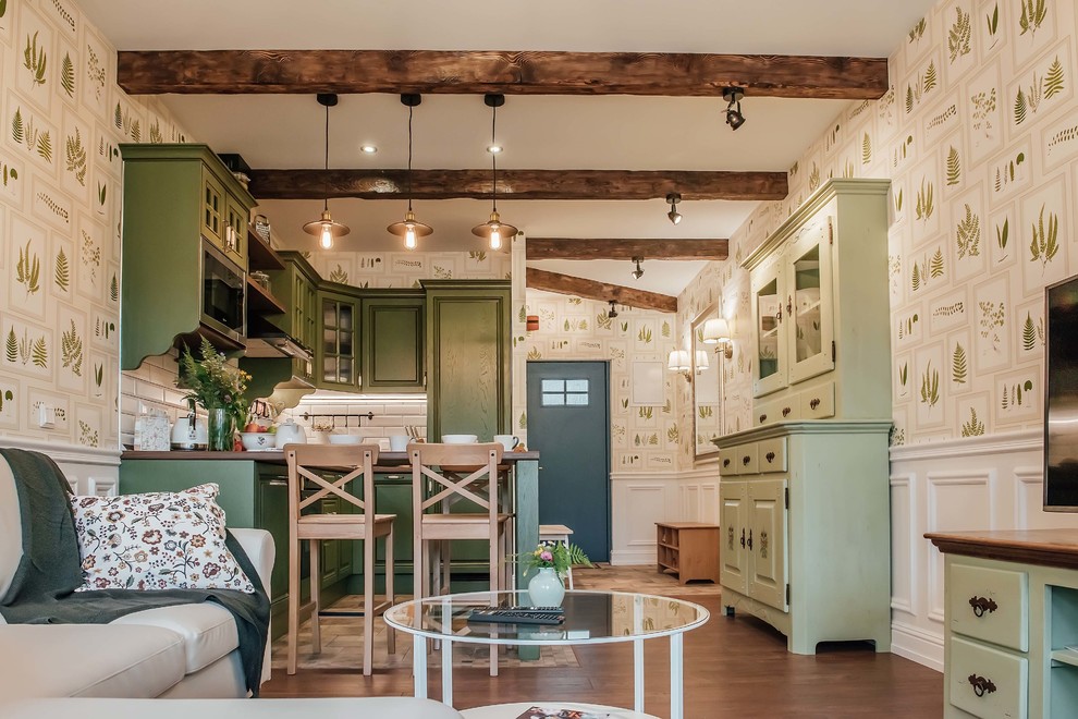 他の地域にある北欧スタイルのおしゃれなキッチン (緑のキャビネット、白いキッチンパネル、サブウェイタイルのキッチンパネル、壁紙) の写真