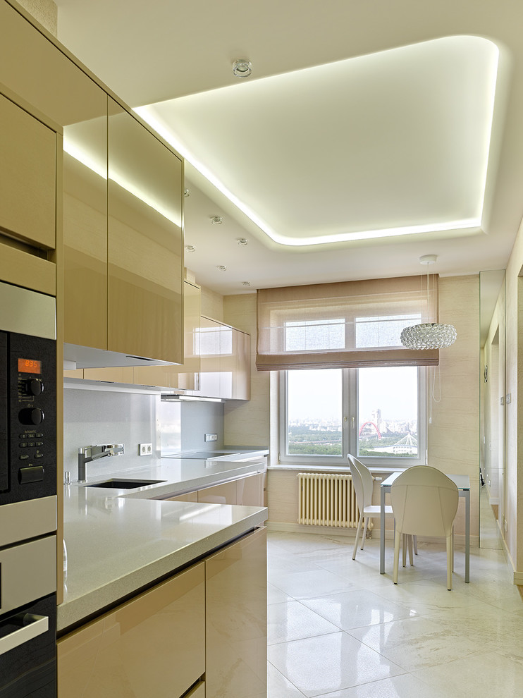 Идея дизайна: кухня в современном стиле с бежевыми фасадами, белым фартуком и белой столешницей