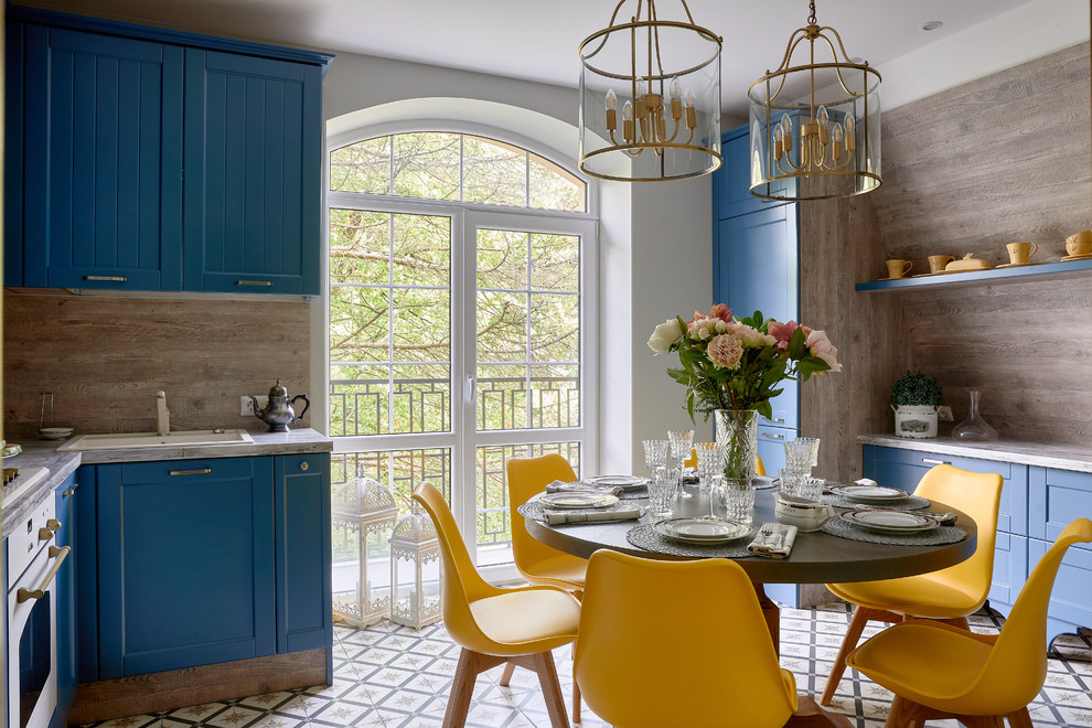 Exempel på ett klassiskt kök, med skåp i shakerstil, blå skåp, beige stänkskydd, vita vitvaror och flerfärgat golv