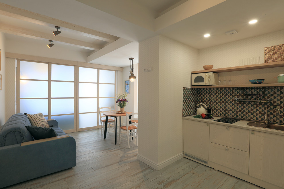 他の地域にある低価格の小さな地中海スタイルのおしゃれなI型キッチン (マルチカラーのキッチンパネル、セラミックタイルのキッチンパネル、磁器タイルの床、アイランドなし、ターコイズの床) の写真
