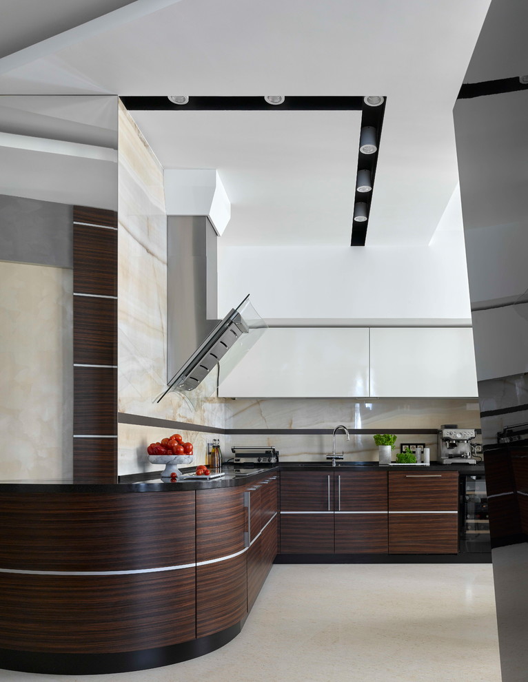 Immagine di una cucina a L design con ante lisce, ante in legno bruno, pavimento beige, top nero e paraspruzzi in lastra di pietra