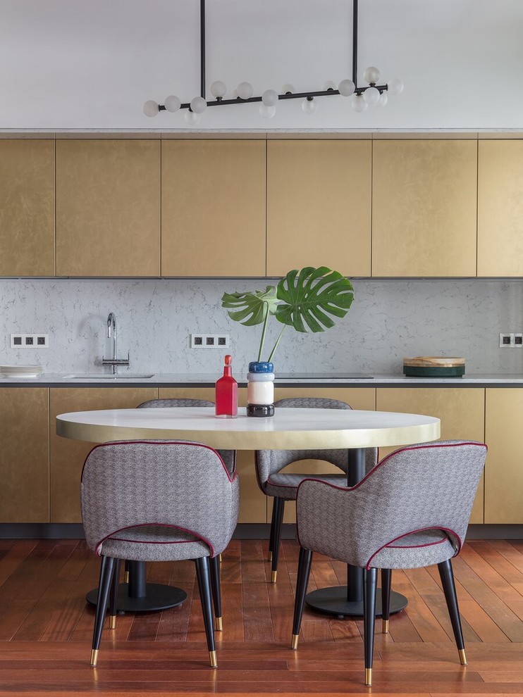 Immagine di una cucina abitabile minimal con pavimento in legno massello medio, pavimento marrone, lavello sottopiano, ante lisce, ante gialle, paraspruzzi bianco, nessuna isola e top bianco