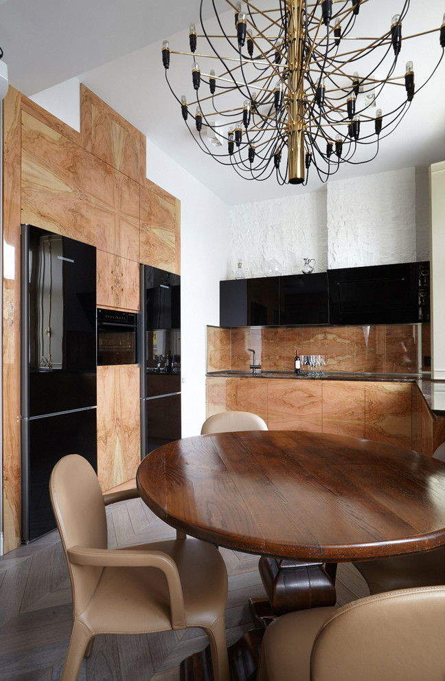 Moderne Küche ohne Insel mit flächenbündigen Schrankfronten, beigen Schränken, Küchenrückwand in Braun, schwarzen Elektrogeräten und hellem Holzboden in Moskau