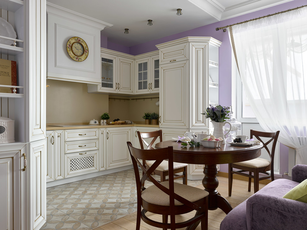 他の地域にあるトランジショナルスタイルのおしゃれなキッチン (白いキャビネット、ベージュキッチンパネル、アイランドなし、ベージュの床) の写真