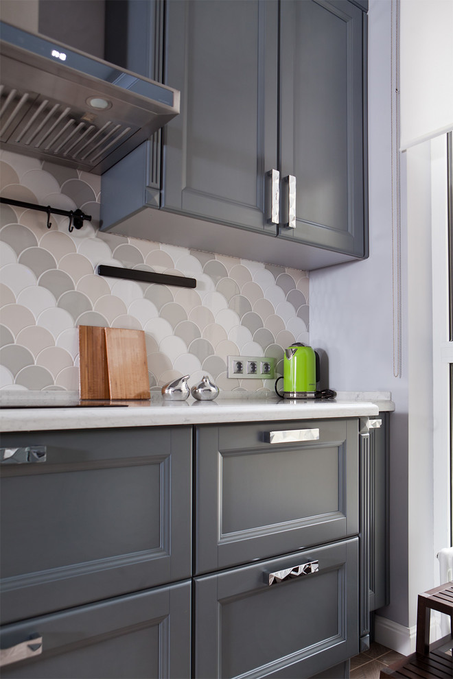 Foto på ett mellanstort funkis kök, med en undermonterad diskho, luckor med infälld panel, grå skåp, bänkskiva i kvartsit, vitt stänkskydd, stänkskydd i keramik, svarta vitvaror och klinkergolv i keramik