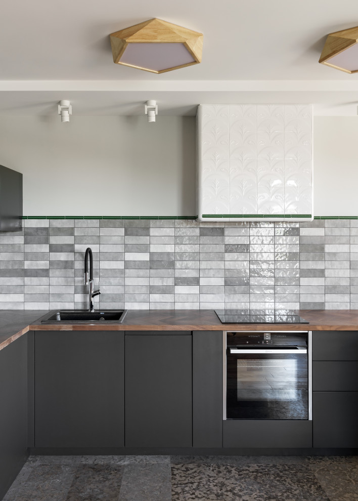 Стильный дизайн: п-образная кухня-гостиная в современном стиле с врезной мойкой, серыми фасадами, серым фартуком и фартуком из керамической плитки без острова в частном доме - последний тренд