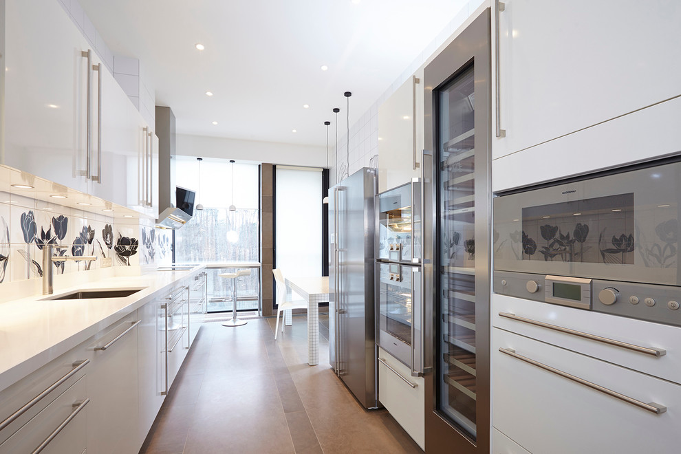 Foto de cocina contemporánea con fregadero bajoencimera, armarios con paneles lisos, puertas de armario blancas y electrodomésticos de acero inoxidable