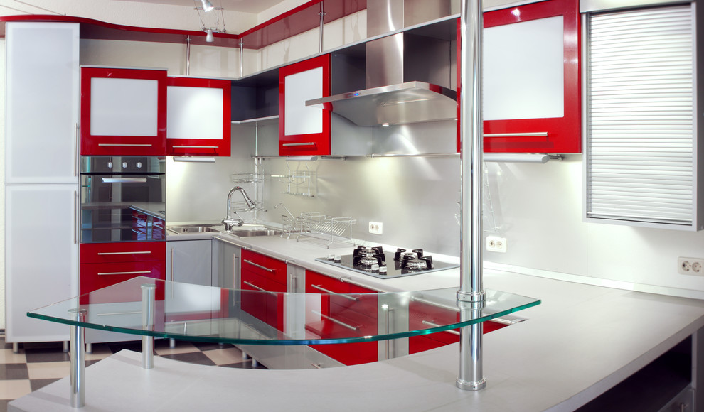 Bild på ett avskilt, stort funkis u-kök, med en dubbel diskho, släta luckor, röda skåp, bänkskiva i koppar, vitt stänkskydd, glaspanel som stänkskydd, rostfria vitvaror, klinkergolv i keramik, en halv köksö och grått golv