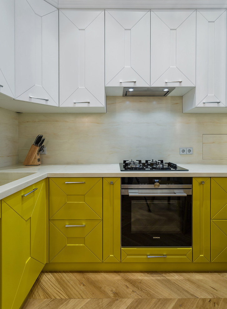 Bild på ett funkis kök, med luckor med infälld panel, beige stänkskydd och svarta vitvaror