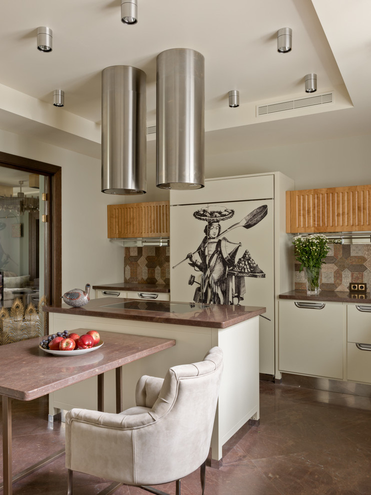 Foto på ett funkis kök och matrum, med släta luckor, flerfärgad stänkskydd, integrerade vitvaror, vita skåp och en köksö
