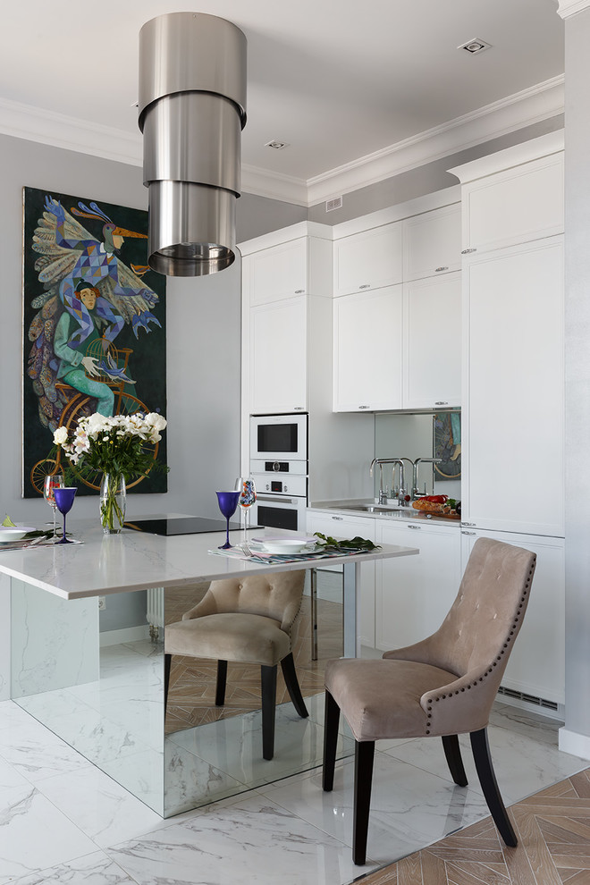Foto di una cucina chic con lavello sottopiano, ante bianche, elettrodomestici bianchi, pavimento bianco, top bianco, ante lisce e paraspruzzi a specchio