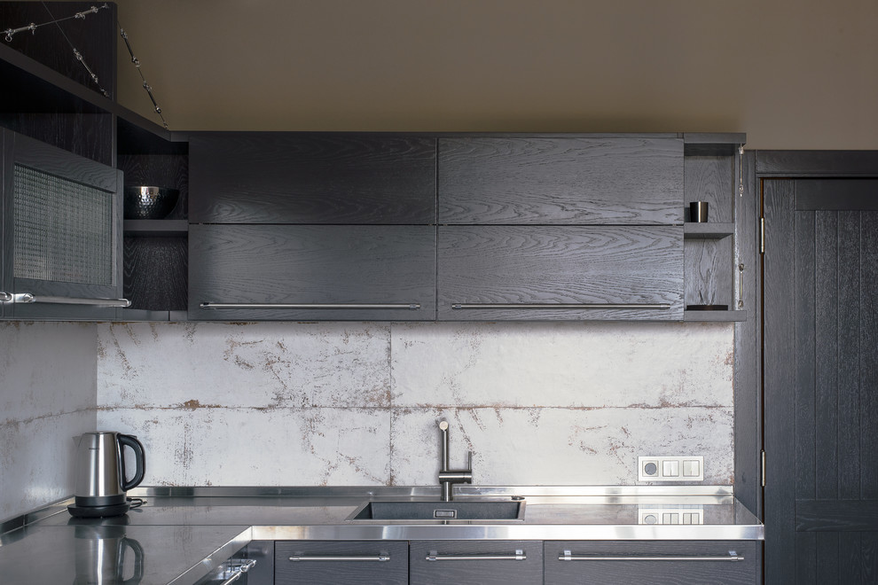 Esempio di una cucina industriale con ante lisce, top in superficie solida, elettrodomestici in acciaio inossidabile, pavimento bianco e top marrone