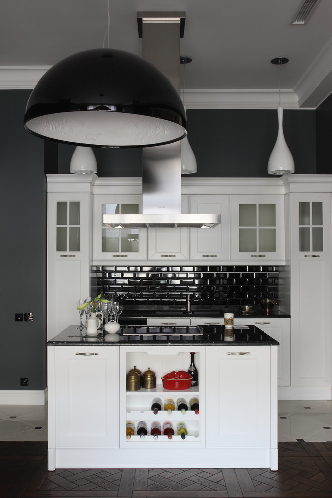 Идея дизайна: параллельная кухня в классическом стиле с черным фартуком, фартуком из плитки кабанчик, островом и черно-белыми фасадами