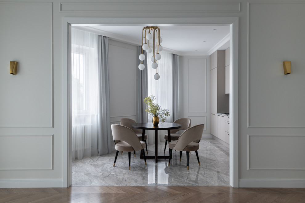 Immagine di una sala da pranzo aperta verso la cucina tradizionale di medie dimensioni con pavimento in marmo e pavimento grigio
