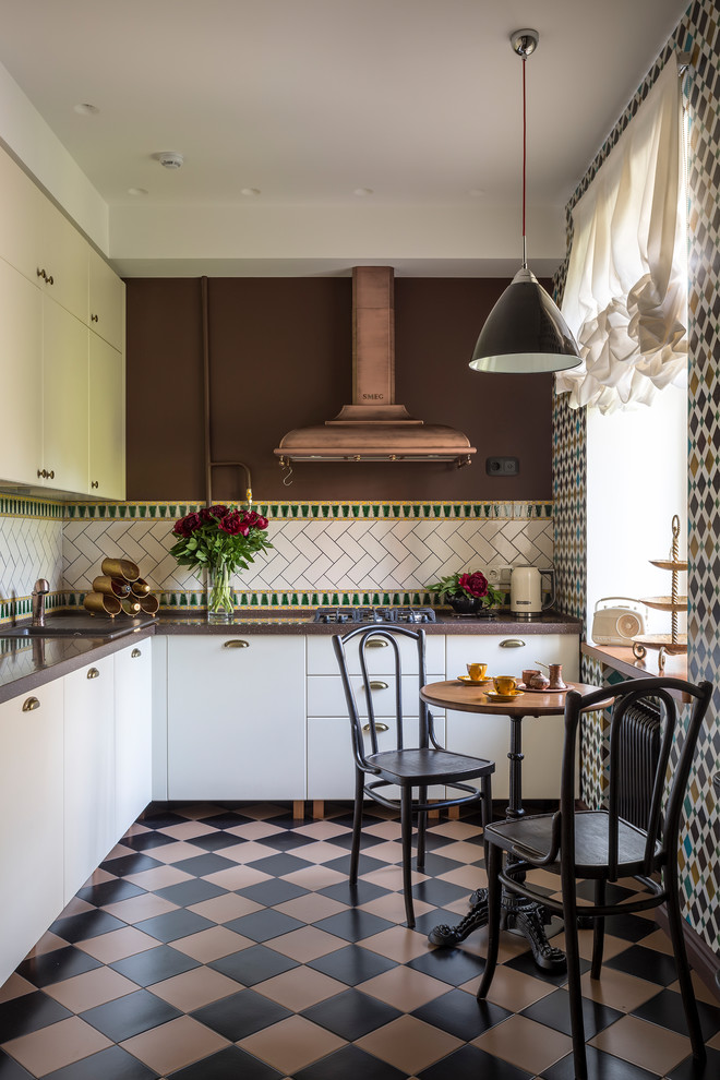 Esempio di una cucina a L moderna con lavello da incasso, ante lisce, ante bianche, paraspruzzi multicolore, nessuna isola, pavimento multicolore e top marrone