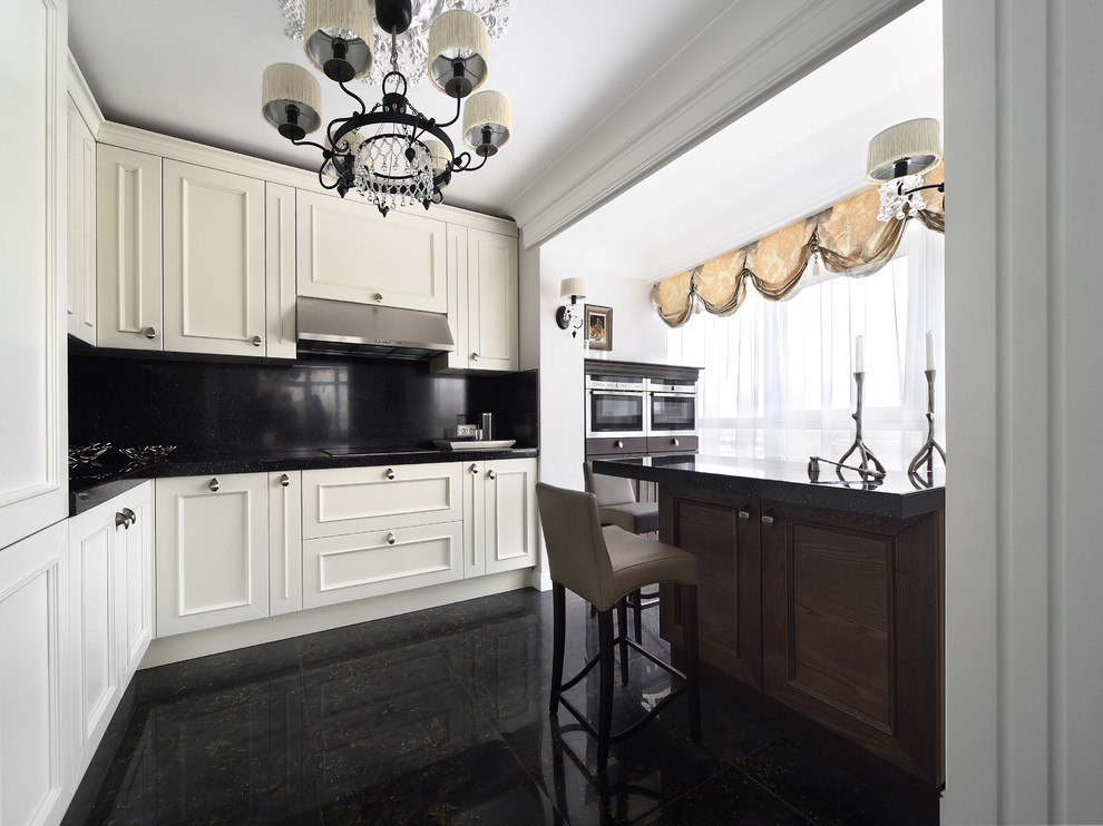 Exempel på ett avskilt klassiskt l-kök, med luckor med infälld panel, vita skåp, svart stänkskydd, rostfria vitvaror och en köksö