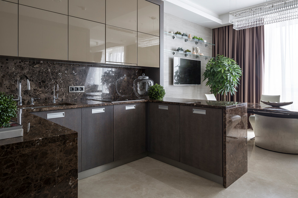 Bild på ett mellanstort funkis kök, med en undermonterad diskho, släta luckor, bruna skåp, marmorbänkskiva, brunt stänkskydd, stänkskydd i marmor, marmorgolv, en halv köksö och beiget golv
