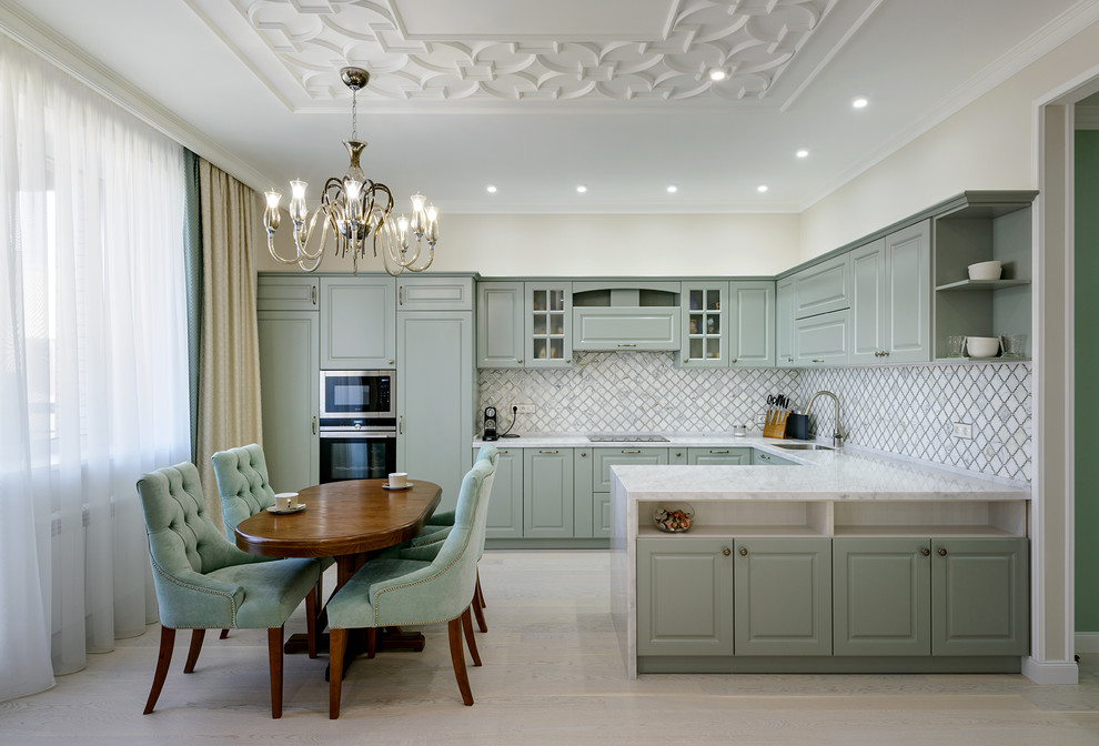 Exempel på ett mellanstort klassiskt grå grått kök, med en undermonterad diskho, luckor med infälld panel, grå skåp, bänkskiva i koppar, vitt stänkskydd, stänkskydd i mosaik, rostfria vitvaror, ljust trägolv och beiget golv