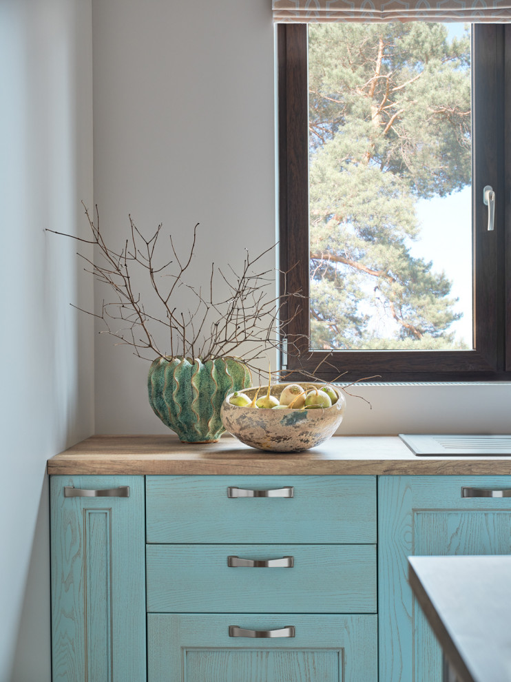 Immagine di una cucina contemporanea di medie dimensioni con ante lisce, ante con finitura invecchiata, top in legno, paraspruzzi multicolore e pavimento marrone