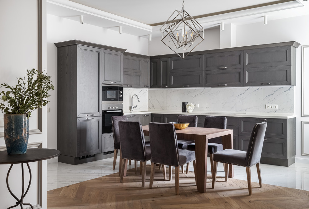 Immagine di una cucina ad ambiente unico classica con parquet chiaro, pavimento beige, ante con riquadro incassato, paraspruzzi bianco, elettrodomestici neri, top bianco e parquet e piastrelle