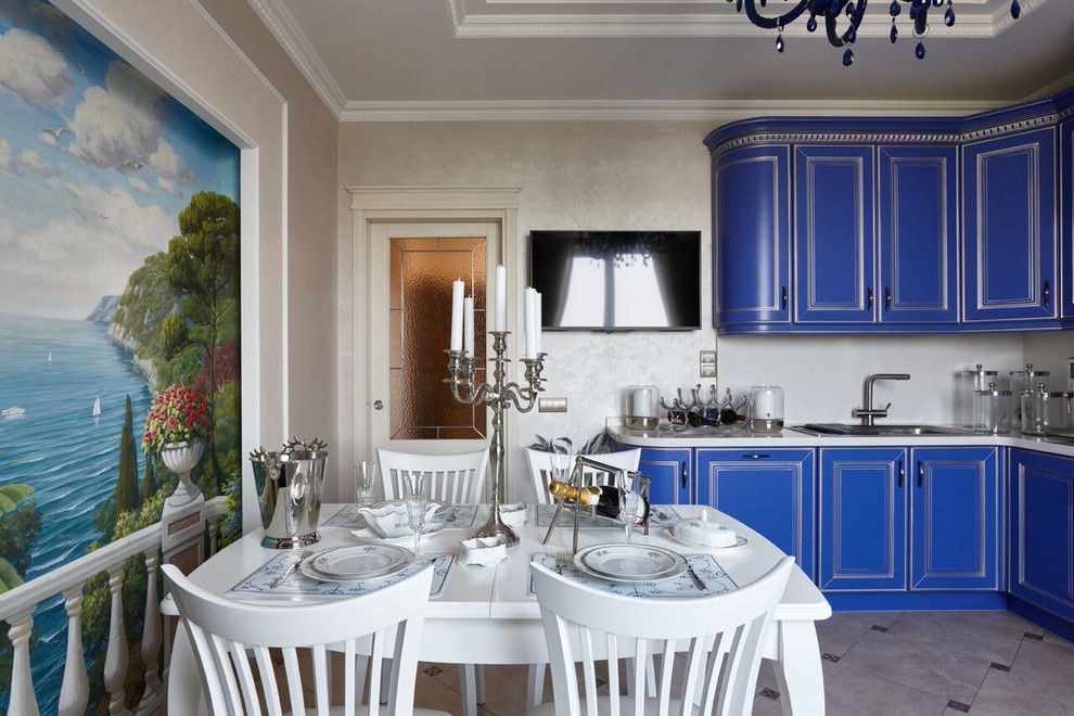 На фото: отдельная кухня в стиле неоклассика (современная классика) с накладной мойкой, фасадами с выступающей филенкой, синими фасадами и бежевым фартуком без острова