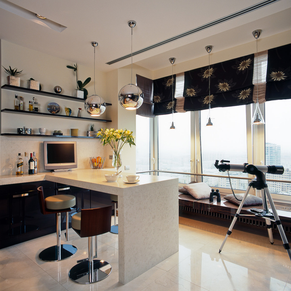 Стильный дизайн: кухня-гостиная в современном стиле с плоскими фасадами и бежевым фартуком - последний тренд