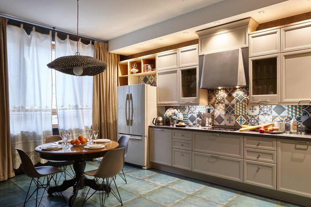 Источник вдохновения для домашнего уюта: угловая кухня в стиле фьюжн с обеденным столом, фасадами с утопленной филенкой, бежевыми фасадами и разноцветным фартуком без острова