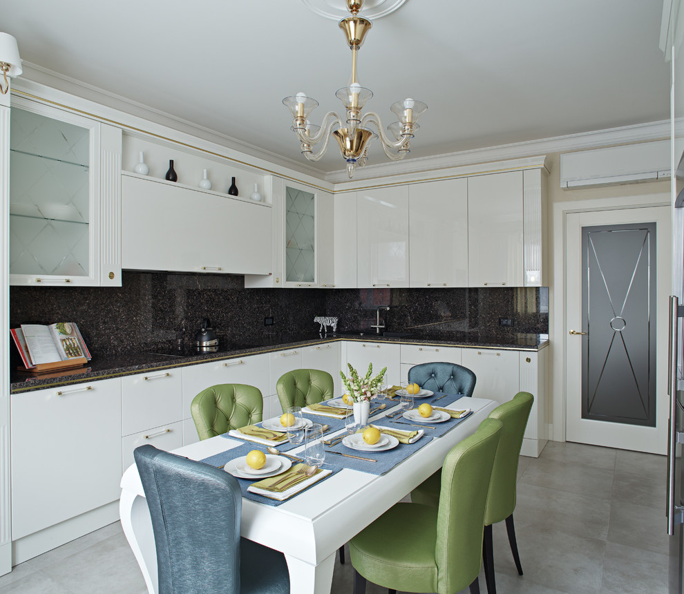 Идея дизайна: угловая кухня в стиле неоклассика (современная классика) с плоскими фасадами, белыми фасадами, черным фартуком и обеденным столом без острова