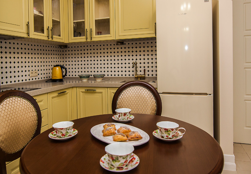 モスクワにあるお手頃価格の小さなトランジショナルスタイルのおしゃれなキッチン (一体型シンク、人工大理石カウンター、白いキッチンパネル、磁器タイルのキッチンパネル、シルバーの調理設備、セラミックタイルの床、グレーの床) の写真