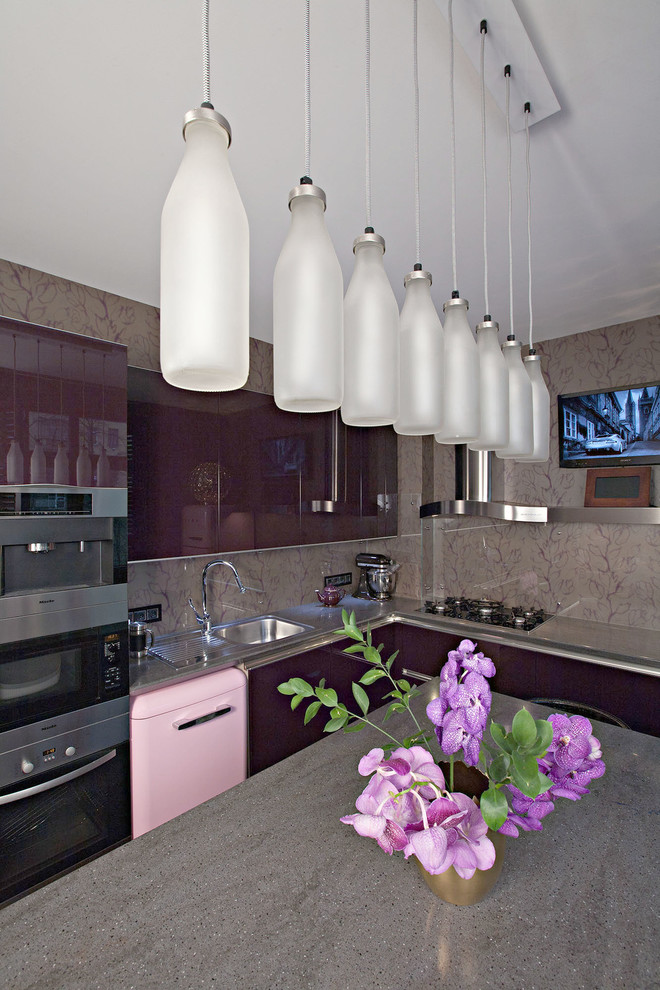 Design ideas for a contemporary grey and purple l-shaped enclosed kitchen in Moscow with a built-in sink, flat-panel cabinets, grey splashback, glass sheet splashback, coloured appliances and an island.