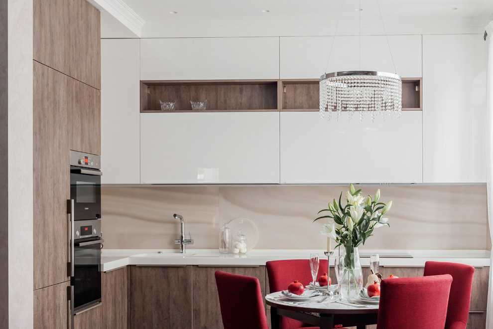 Источник вдохновения для домашнего уюта: кухня в современном стиле с монолитной мойкой, плоскими фасадами и бежевым фартуком