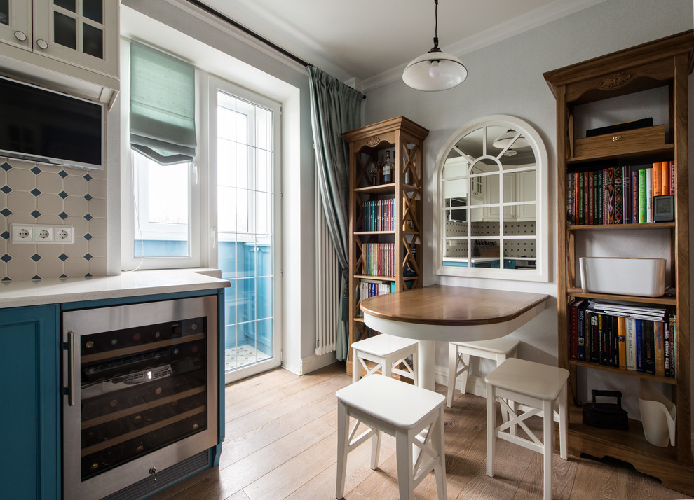 Стильный дизайн: кухня в классическом стиле с синими фасадами - последний тренд