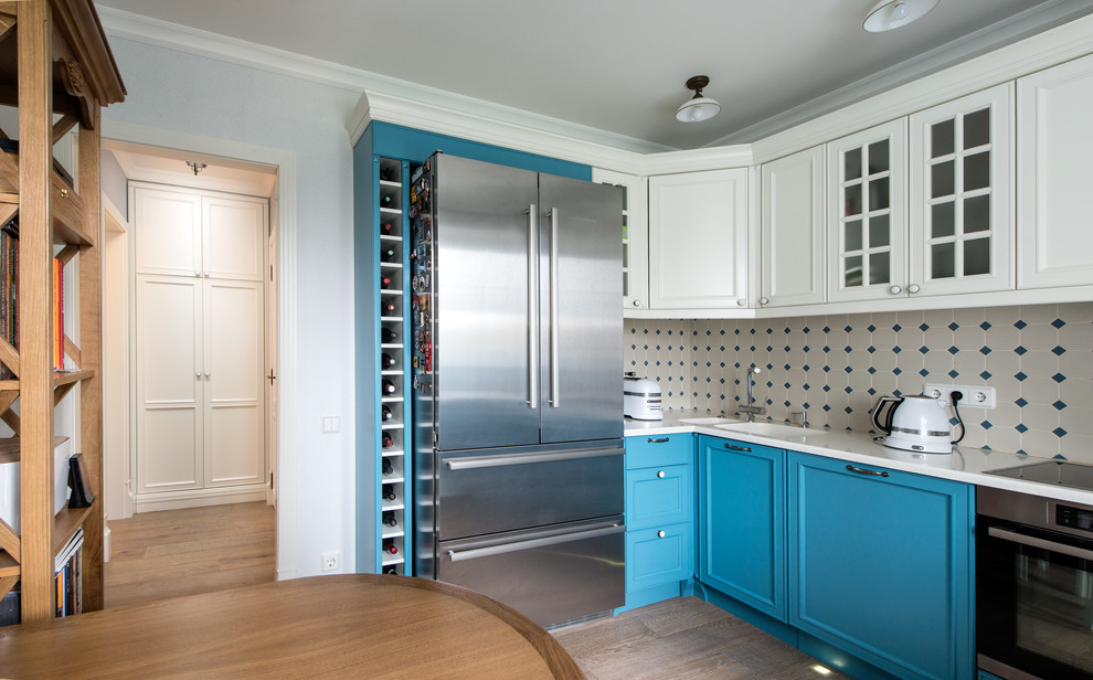 Klassische Küche mit integriertem Waschbecken, Schrankfronten mit vertiefter Füllung, blauen Schränken und Küchenrückwand in Grau in Moskau