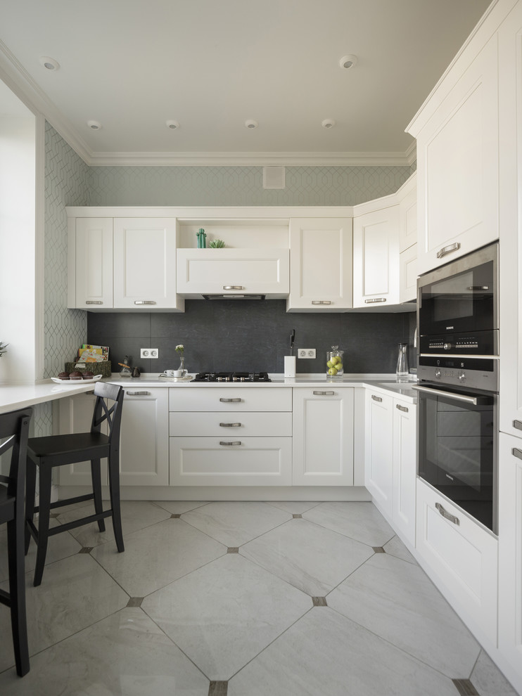 Immagine di una cucina a L classica chiusa con ante bianche, nessuna isola, ante a filo, paraspruzzi nero, elettrodomestici neri e pavimento multicolore