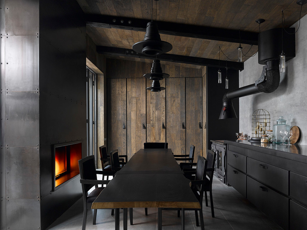 На фото: прямая кухня в современном стиле с плоскими фасадами, черными фасадами и серым фартуком без острова с